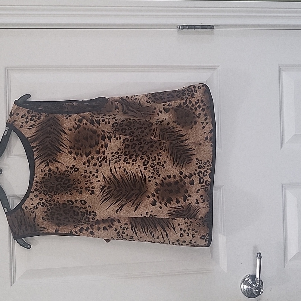 Leopard top button down in back